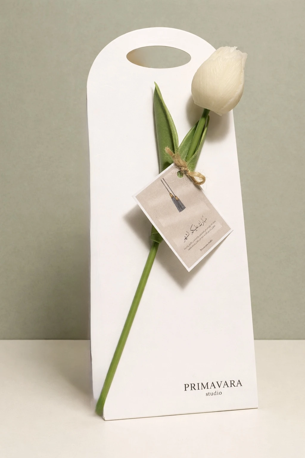شمعة توليب معطره في حامل ورقي-هدية بكلمة من القلب